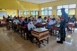 Satgas TNI tanamkan wawasan kebangsaan siswa SMAN 1 Kimaam