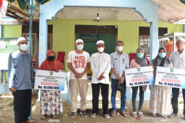 Pemkab bantu 17 warga Desa Muara Kintap terdampak abrasi