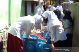 Siswa-santri lakukan gerakan pilah sampah jelang Hari Bersih-bersih Sedunia