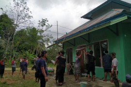 Warga Balai Harapan gotong royong bersihkan Surau Al Iman Tempunak
