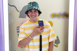 Vino Bastian penasaran dengan "smartphone"  yang bisa dilipat