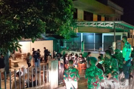 Tim Yustisi Belitung bubarkan kerumunan pengunjung kedai kopi