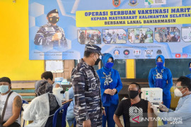 Lanal Banjarmasin gelar serbuan vaksin ke Tempat Pelelangan Ikan