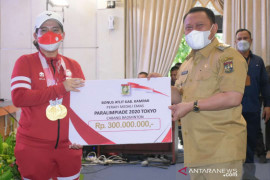 Sampai di Bangkinang, Leani Ratri diberi bonus Rp300 juta oleh Bupati