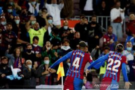 Xavi desak Barcelona segera perpanjang kontrak Araujo dan Gavi