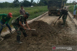 Walau hujan dan panas, Satgas TMMD tetap semangat selesaikan pembangunan jalan