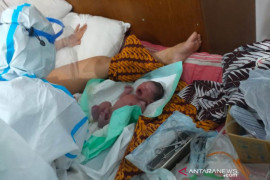 Pasien COVID-19 di RSLI Surabaya melahirkan bayi normal