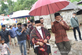 Bupati Tapsel berakhir pekan nginap ke rumah warga sambil bawa "kue" pembangunan