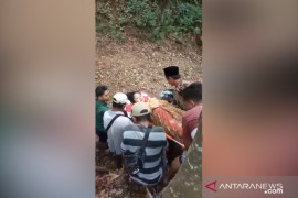 Viral, ibu hamil ditandu melintasi sungai kering di Jember