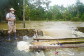 Tanah Bumbu bangun jembatan darurat di Kusan Hulu