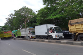 Puluhan truk parkir hambat kelancaran lalu lintas di poros Maros