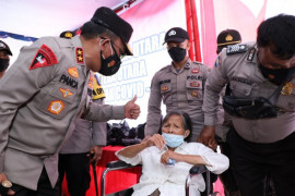 Polda Sumut vaksinasi 2.000 warga di Gunung Sitoli