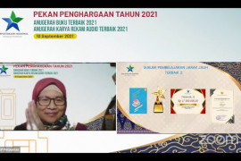 Dosen Fakultas Ilmu Komputer UI Dr. Kasiyah mendapat penghargaan dari Perpusnas