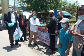 FPK Langkat bagikan 100 paket makanan siap saji kepada abang becak di Pangkalan Brandan