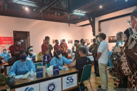 Wapres Ma'ruf Amin tinjau vaksinasi untuk pekerja media