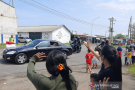 Anak-anak nelayan Cilacap antusias sambut kedatangan Presiden Jokowi