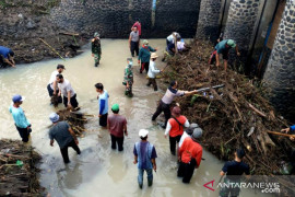 TNI dan Polri di Jembrana bergotong-royong bersihkan sampah sumbat pintu bendungan