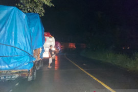 Jalinsum Padang-Solok lumpuh total akibat longsor, antrian "mengular" kedua arah