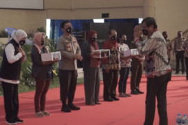 Viral Blast Global beri paket sembako kepada ratusan tunawisma peserta vaksinasi