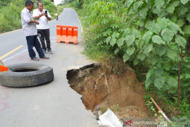 UPT Binamarga dan Konstruksi Gunung Tua tinjau Jalinsum longsor di Hutaraja Tinggi Palas