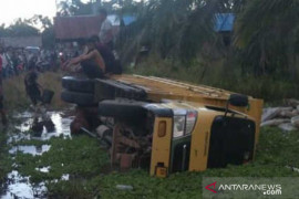Truk material terperosok ke dalam saluran air di Labuhanbatu, tiga buruh tewas tertimpa muatan