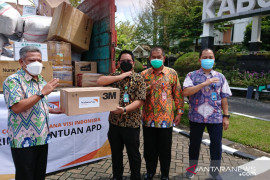 Bupati Muda terima bantuan APD dari Wahana Visi Indonesia