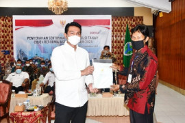 Kabupaten Batanghari menyerahkan 660 persil sertifikat redistribusi TORA