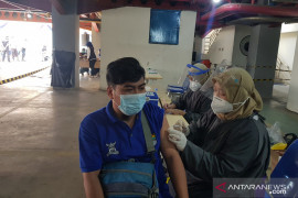 PDAM Tirta Bhagasasi Bekasi gelar serbuan vaksinasi sambut HUT ke-40