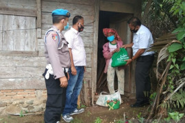 Dukung PPKM Mikro, Polres Tapsel bagikan sembako