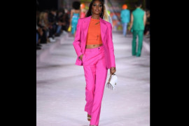 Supermodel Naomi Campbell kembali ke panggung peragaan busana