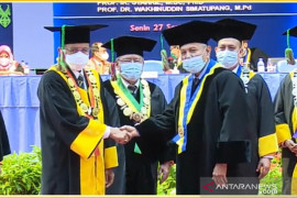 Mereka yang dikukuhkan menjadi guru besar UNP