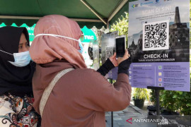 Indonesians prepare to learn to live with COVID-19