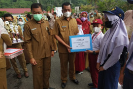 Bupati Pesisir Selatan serahkan hadiah ke pemenang lomba KOSN 2021