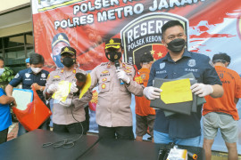 Polisi tangkap tiga pria pencuri brankas di Kebon Jeruk