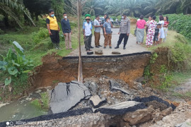Jembatan di Salapian Langkat ambruk sepanjang empat meter