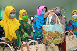 Dekranasda Kota Pontianak latih pelaku kriya teknik "Sospeso Trasparente"