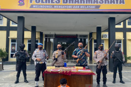 Polisi amankan tiga senjata api rakitan disembunyikan di semak-semak di Dharmasraya (Video)