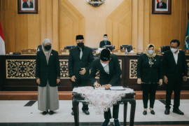 Rapat paripurna DPRD sahkan APBD-P 2021 Kota Surabaya Rp8,9 Triliun