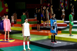 Dior pamerkan koleksi gaun warna-warni di Paris Fashion Week