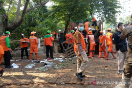 Pemkot Jaksel  "gerebek lumpur" di Kali Krukut Segmen Gatot Subroto
