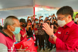 DPC PDIP Manado bantu ratusan  buruh bagasi