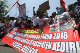 Unjuk Rasa Petani Lereng Gunung Kelud