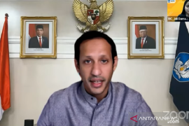 Mendikbud Ristek Nadiem sebut perkembangan AI perlu diimbangi dengan kecerdasan karakter