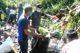 Lanal Ternate berkolaborasi bersihkan sampah Kali Tugu Rara