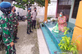 Lanud Sjamsudin Noor bagikan sembako untuk warga isolasi mandiri