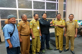 Bupati Halteng terima penghargaan Golden Award SIWO PWI Pusat