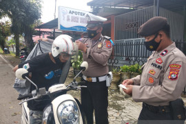 Pengendara taat berlalu lintas di Mamuju dapat hadiah jaket dan helm
