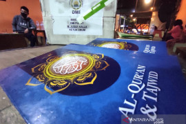 DMI dan IJTI Sulsel salurkan 300 Al Quran ke masjid di Pulau Kodingareng