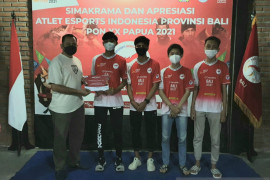 PON Papua - Ketua Umum ESI Bali serahkan dana pembinaan