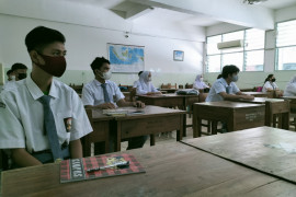 SMA 78 Jakbar gelar PTM dan vaksin warga secara bersamaan